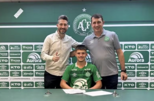 Destaque na base assina primeiro contrato profissional com a Chape: ‘É um sonho’
