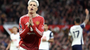 INGLÊS: Manchester United joga mal, leva 3 do Tottenham no Old Trafford e fica em 12º