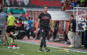 Thiago Carpini agradece torcida e ‘cutuca’ imprensa após triunfo do Vitória