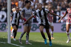 BRASILEIRÃO FEMININO: Corinthians volta a vencer o São Paulo e é hexacampeão