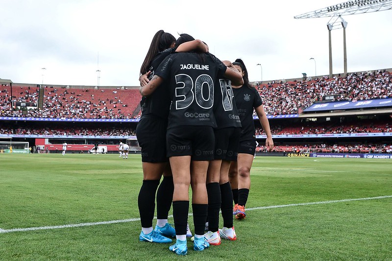 Corinthians bate Sao Paulo e abre vantagem na final 2