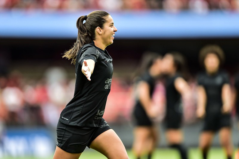 Corinthians bate Sao Paulo e abre vantagem na final 4