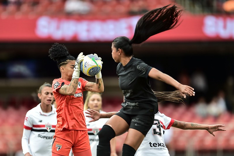 Corinthians bate Sao Paulo e abre vantagem na final 8