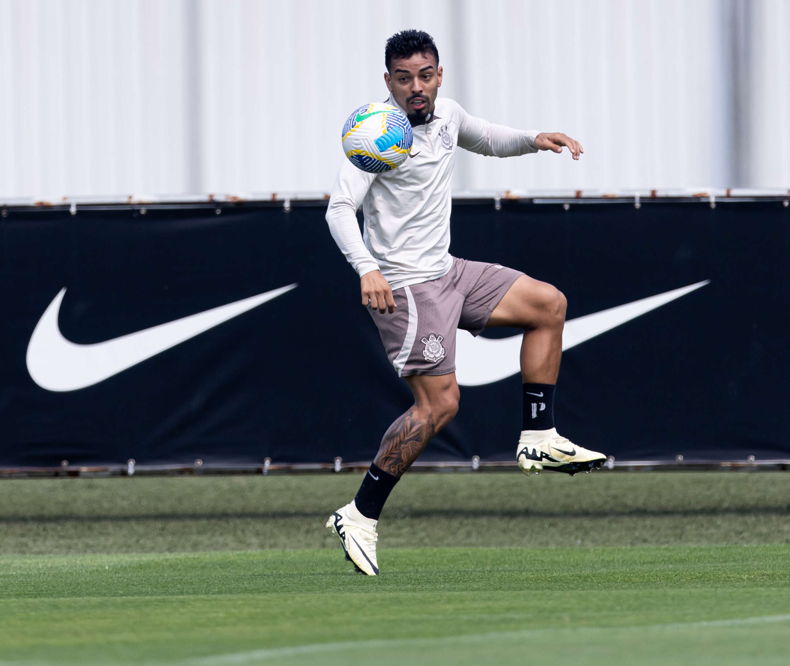 Corinthians faz treino de enfrentamento e Carrillo se despede de Arábia Saudita 