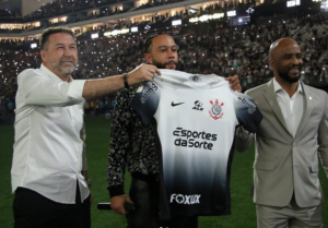 Depay usará 94 no Corinthians e é apresentado com traje de gala e show de fogos