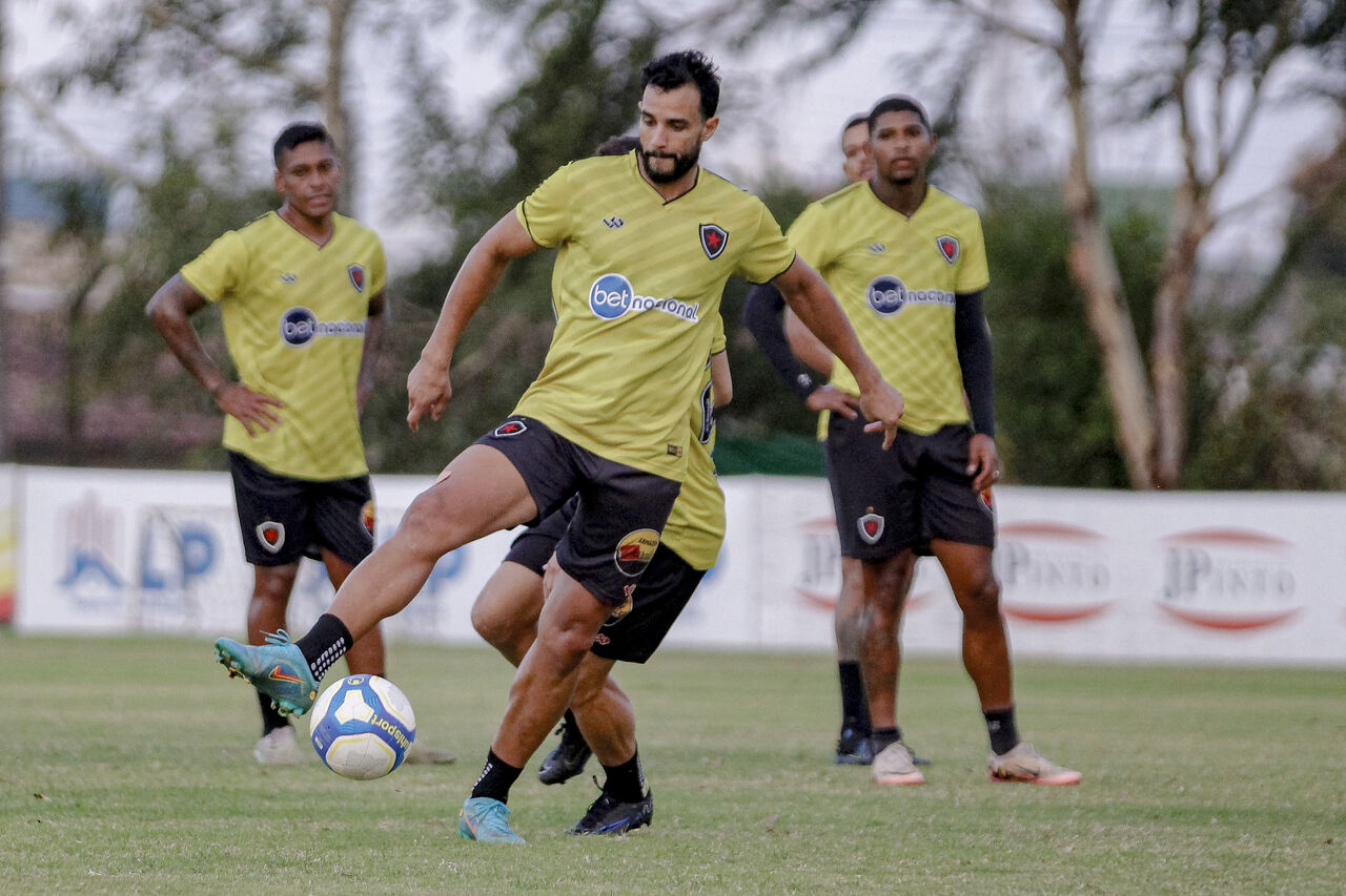 Elenco do Botafogo PB embarca para encarar o Volta Redonda