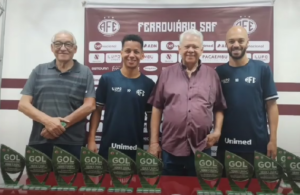 Série C: 'Os Campeões da Bola' entregam premiações a jogadores da Ferroviária