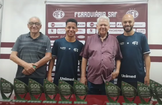 Jogadores da Ferroviaria ganham premios de promocao