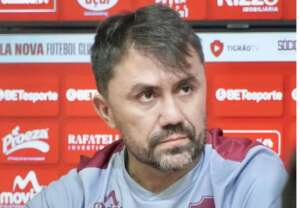 Técnico do Vila Nova lamenta desatenção na derrota para o Brusque: “Não fomos eficientes e nem eficazes”
