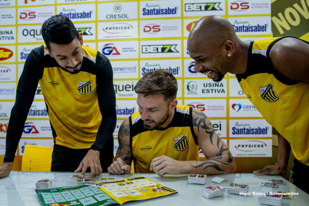 Elenco do Novorizontino cola suas figurinhas do álbum do Brasileirão e Série B
