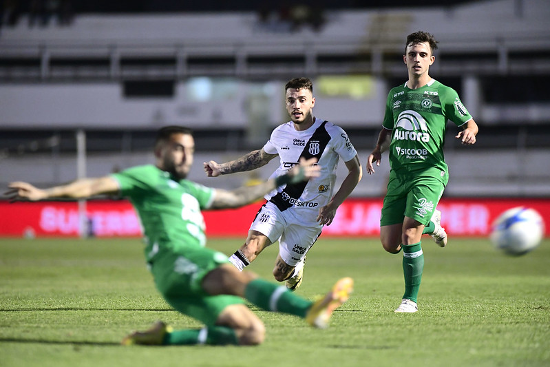 Ponte Preta e CRB fazem duelo dos desesperados na Série B