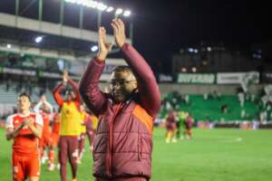 Roger Machado é vaiado antes de vitória contra o Juventude e lateral exalta grupo