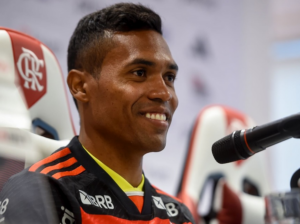 Alex Sandro faz juras de amor ao Flamengo em apresentação