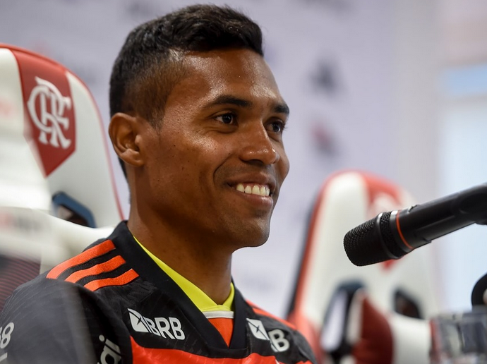 Alex Sandro faz juras de amor ao Flamengo em apresentação