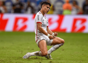 Flamengo revela fratura de cartilagem no joelho de Luiz Araújo: cirurgia e dois meses fora