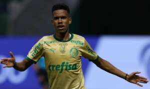 Estêvão sente lesão muscular e vira dúvida no Palmeiras contra o Vasco