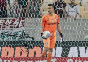 Fábio reclama de falta em gol que decretou derrota do Fluminense