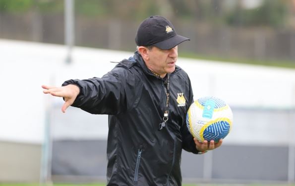 Técnico Cláudio Tencati, do Criciúma