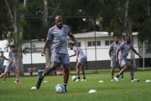 Sem zaga titular, Nelsinho Baptista estuda opções na Ponte Preta