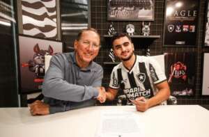 Arouch deixa Botafogo por 'motivos familiares' e volta à Europa após um mês