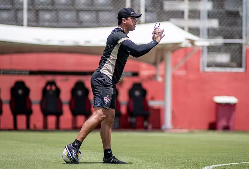 Thiago Carpini em treino do Vitória