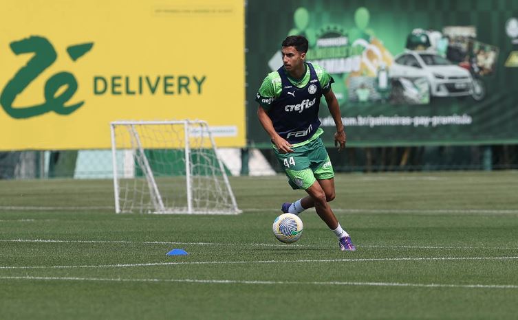 O jogador Vitor Reis, do Palmeiras, durante treinamento