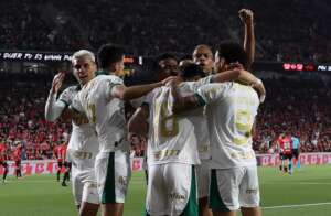 BRASILEIRÃO: Corinthians vence o Flamengo e Palmeiras na briga pela liderança