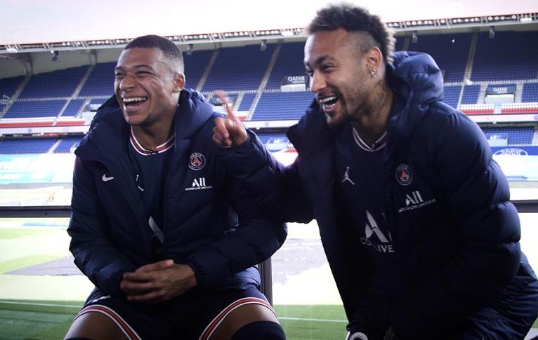 Neymar e Mbappé, quando jogavam no PSG