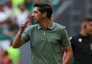 Abel Ferreira é suspenso por 2 jogos no Palmeiras por gesto obsceno
