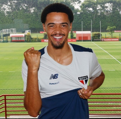 O São Paulo anunciou o lateral-esquerdo norte-irlandês Jamal Lewis, que pertence ao Newcastle, da Inglaterra.