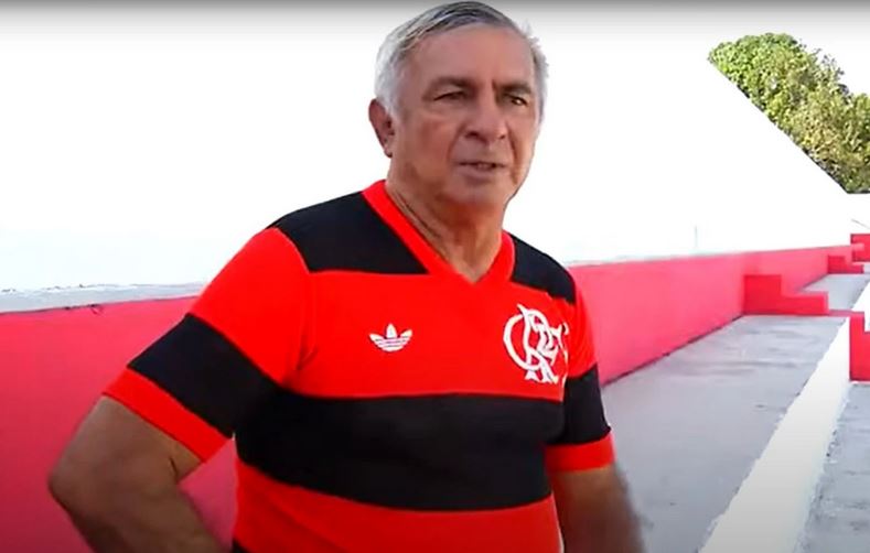 Reinaldo em foto recente com a camisa do Flamengo