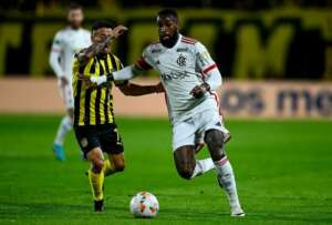 Torcida do Flamengo faz protesto em aeroporto com bombas e pipoca