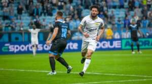 Grêmio 1 x 2 Criciúma - Tigre vence jogo atrasado e liga sinal de alerta no Tricolor