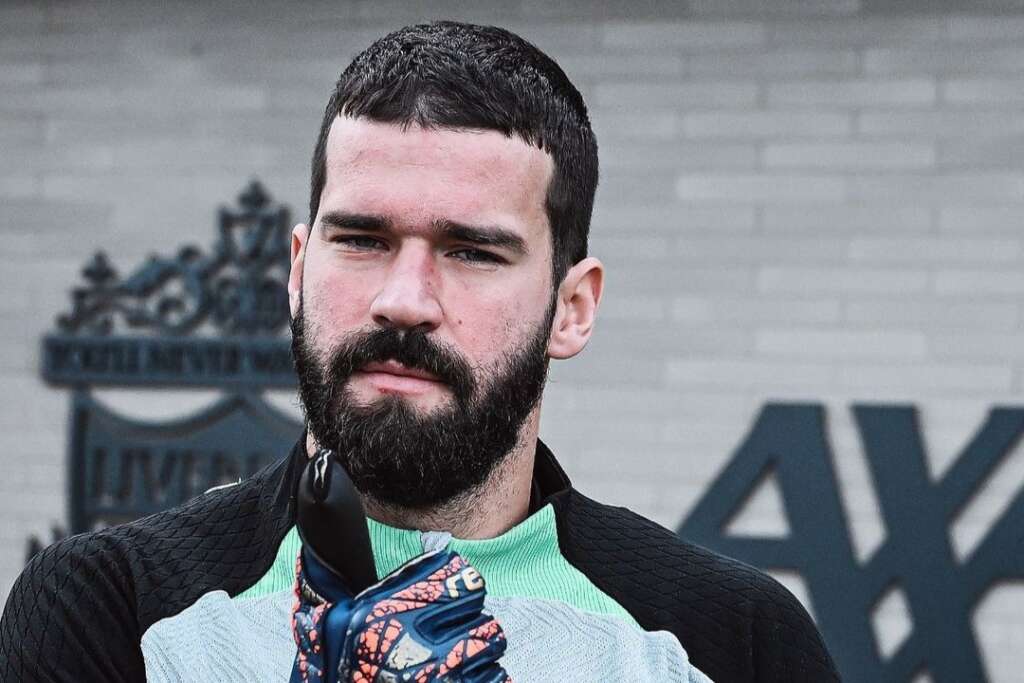 Alisson contraria previsão de técnico e deve reforçar o Liverpool: 'Está disponível'