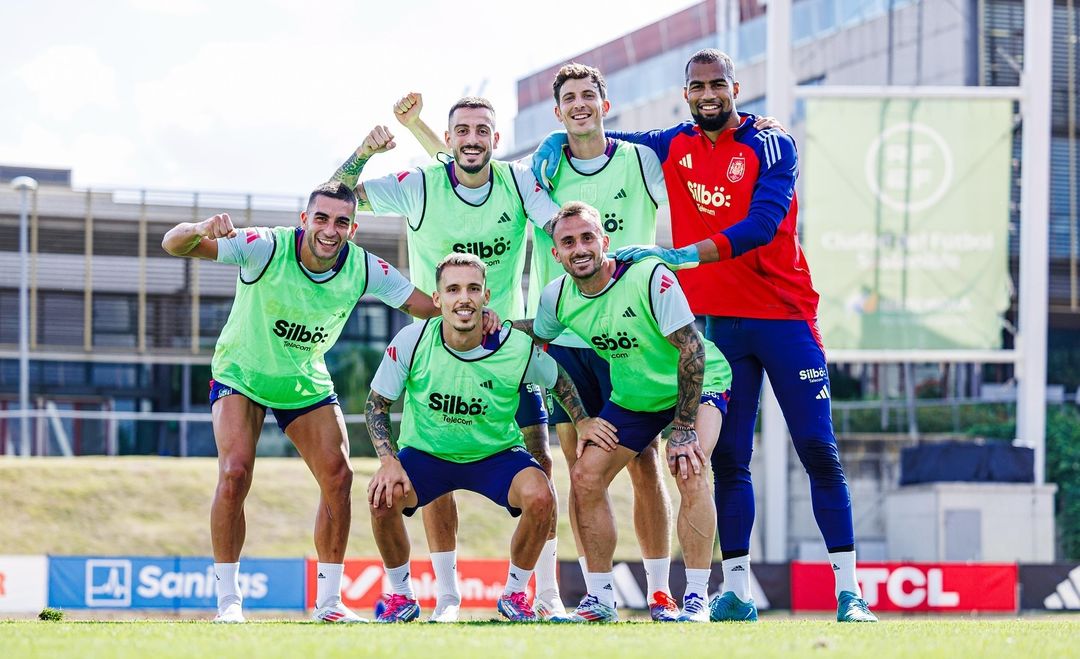 Jogadores da Espanha acertam a trave 12 vezes no treino de finalização (Foto: Reprodução/Instagram)