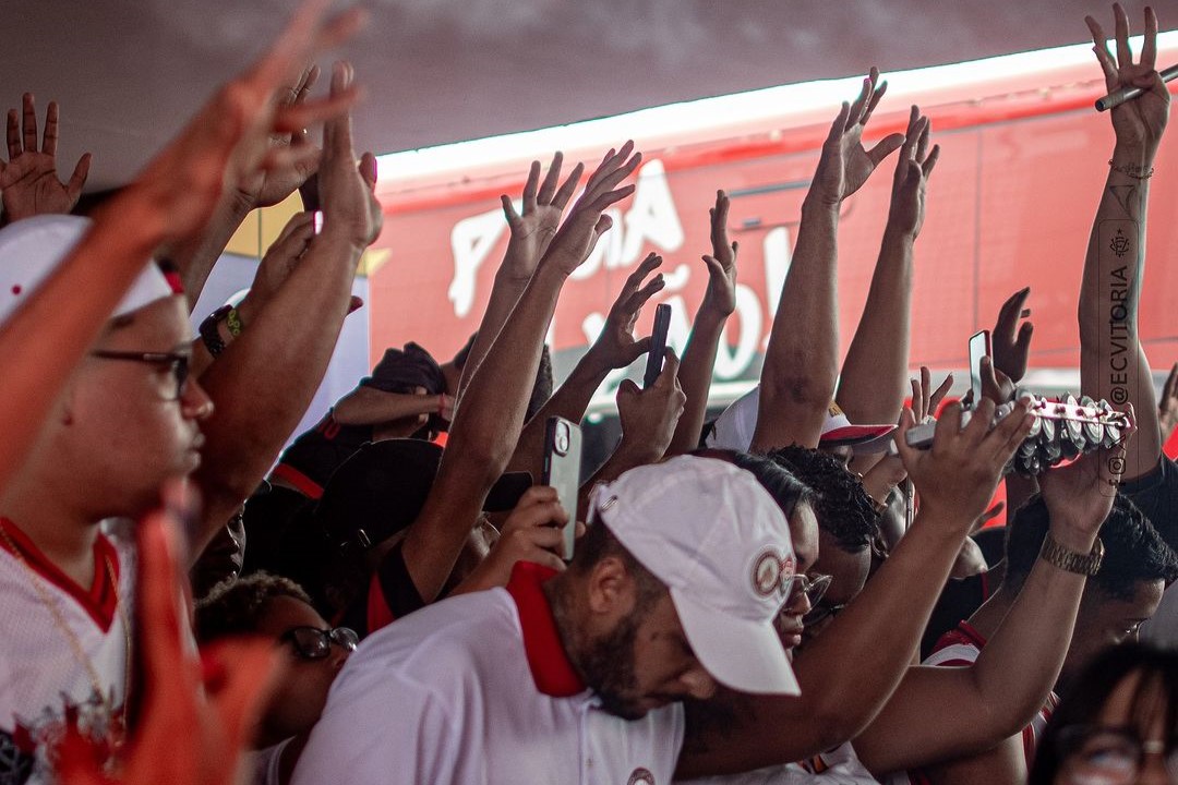 Torcida do Vitória acompanha delegação no aeroporto em clima de decisão (Foto: Victor Ferreira/EC Vitória)