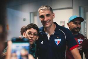 Torcida do Fortaleza lota aeroporto antes de decisão contra o Corinthians