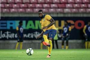 Vila Nova contrata zagueiro que subiu com o Retrô na Série D