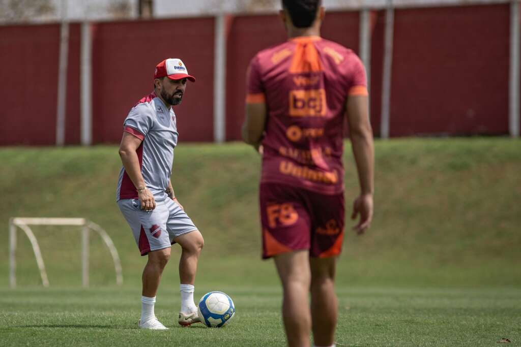 Vila Nova afasta dupla por indisciplina na Série B e avisa: ‘Contratos serão rescindidos’