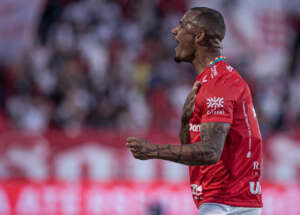 Série B: Volante do Vila Nova celebra boa fase e projeta duelo contra o Brusque