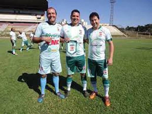 Jogadores do União de Araras se reúnem em jogo de exibição no Velloso Sport Center