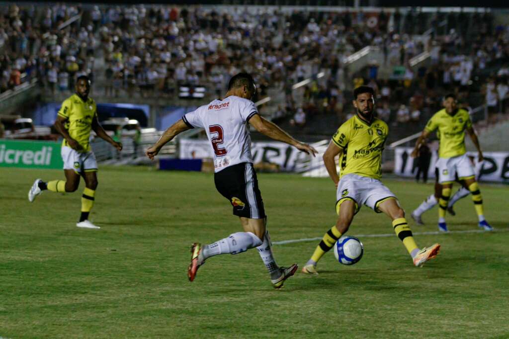 Botafogo-PB 0 x 0 São Bernardo - Tentaram de tudo na Série C (Foto: Cristiano Santos / Botafogo-PB)