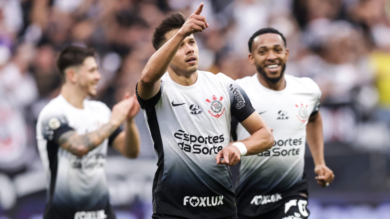 Corinthians vence Atlético-GO na estreia de Depay