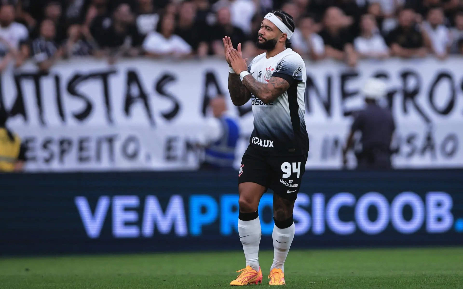 Depay reclama de dores no tornozelo após sua estreia no Corinthians, mas exames descartam lesão