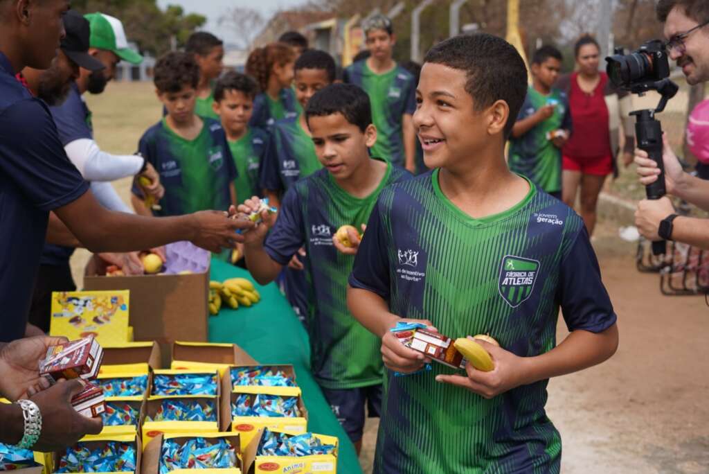 Fábrica de Atletas entrega uniformes e chuteiras para alunos de Campinas