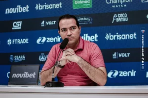 Torcedor do Fortaleza tatua autógrafo do CEO Marcelo Paz na testa