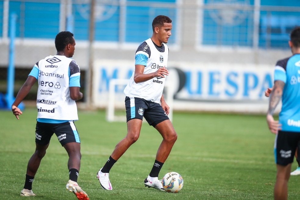 Zagueiro Gustavo Martins se desculpa após expulsão em derrota do Grêmio (Foto: Lucas Uebel/Grêmio FBPA)