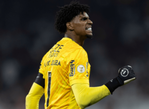 Hugo Souza vira prioridade do Corinthians para 2025 após clássico com o Flamengo