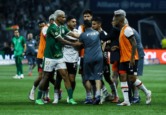 Jogadores de Palmeiras e São Paulo recebem suspensão por confusão em clássico