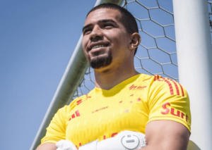 Cruzeiro prorroga contrato do jovem goleiro Léo Aragão pela manutenção do elenco forte